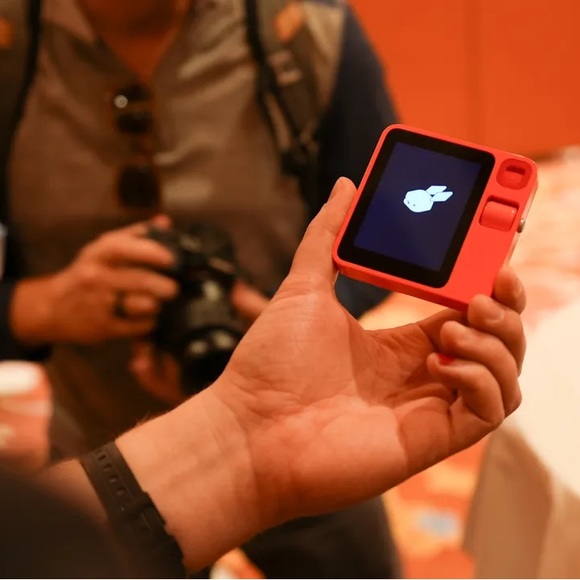 Rabbit R1 Personal Aí Assistant - Picture 4 of 8